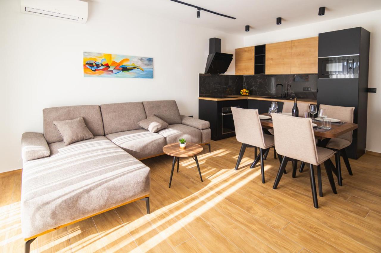 Apartment Life With Free Parking Pula