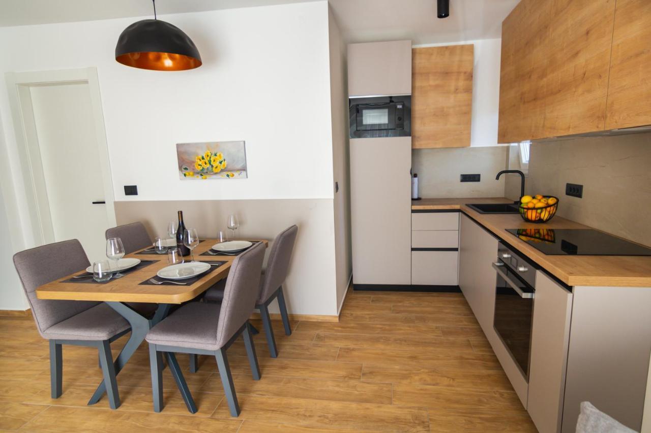 Life With Free Parking Apartment *