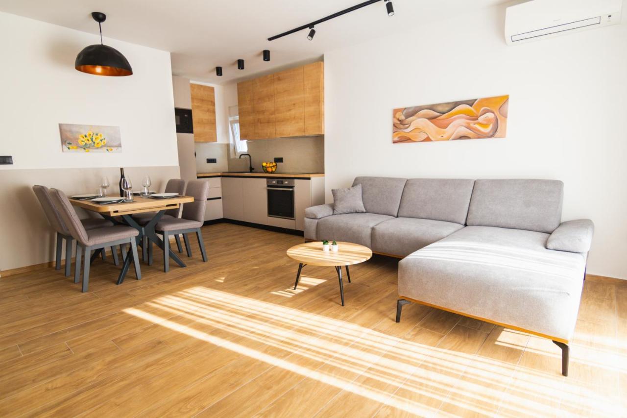 Apartment Life With Free Parking Pula